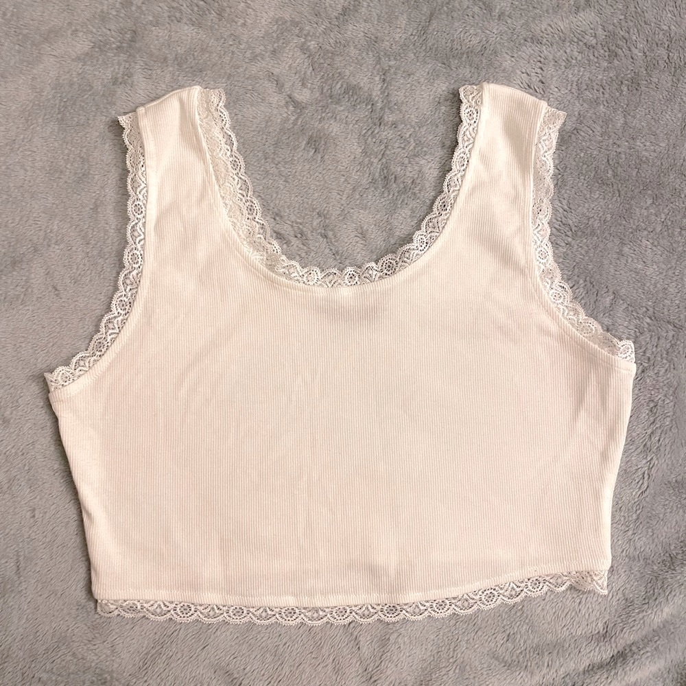 shein rib-knit lace edge scalloped cropped tank top in white 🤍